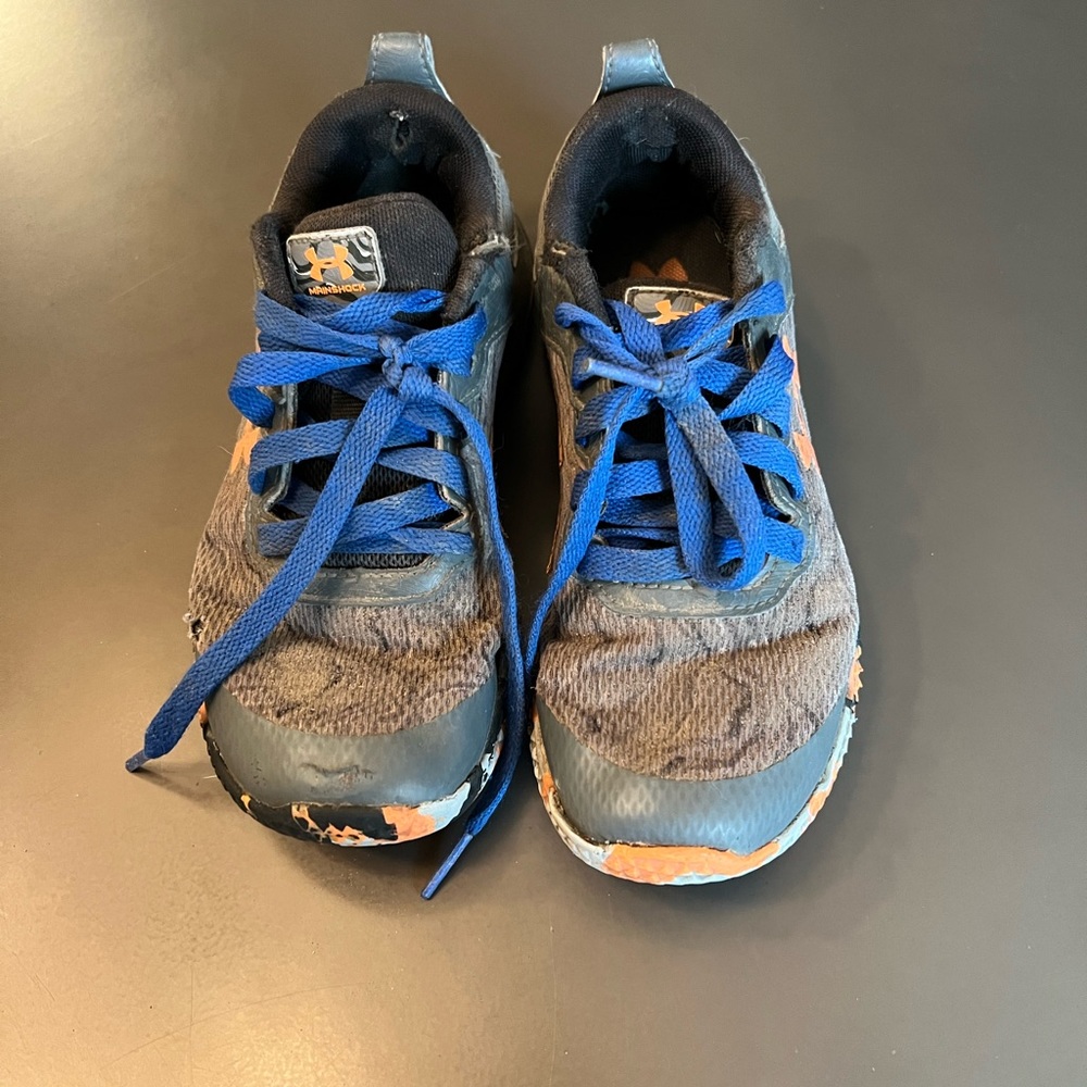 Boys Under Armour traditional lace up running shoes, size 1.5